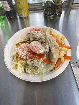 Tacos dorados con patas de pollo en vinagre