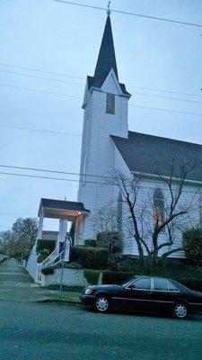 Sweet neighborhood church that has retained its charm and friendliness.