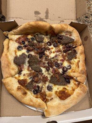 White pizza with meatball, bacon, Greek olives