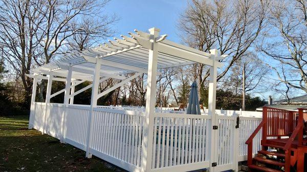 Custom poolside pergola with no center posts for added lounging space.