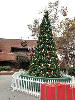 Christmas tree with a wreath in the back