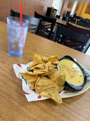 Chips & queso ($6.99)