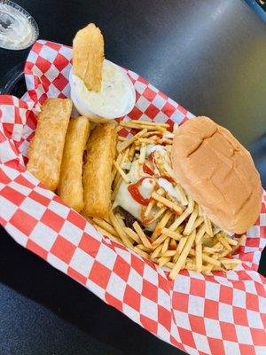 Hamburguesa Caraquena y Fried Yuca