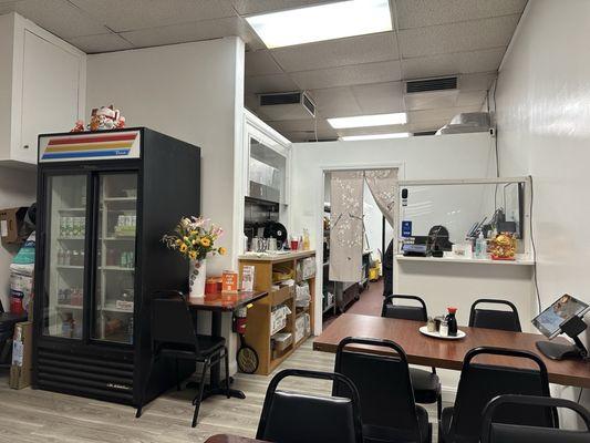 Small restaurant with three tables. Note there is no bathroom, so you must walk to neighboring Starbucks or Nob Hill for the restroom.