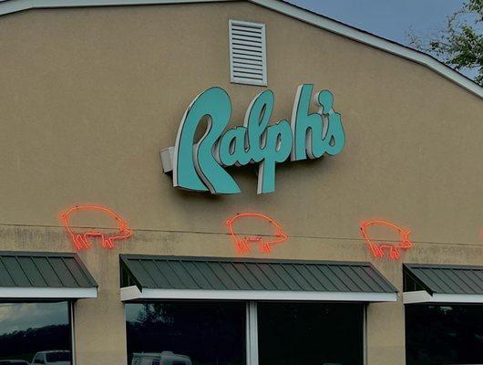 The sign for Ralph's