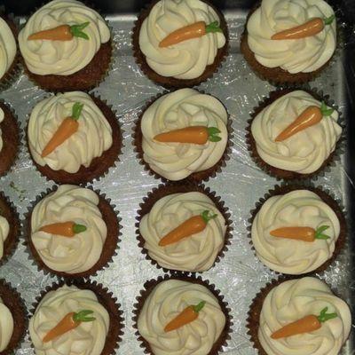 Easter Cupcakes | Carrot Cake | Cream Cheese frosting | Chocolate Carrot decoration