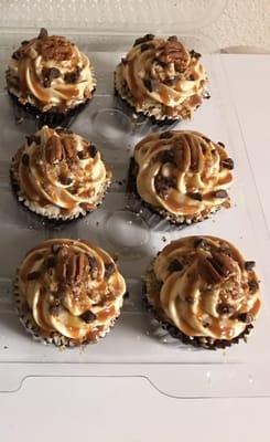 Chocolate turtle cupcakes