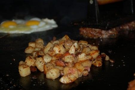 Bratkartoffeln and Eggs