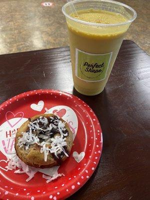 Orange banana shake with pralines n coconut protein donuts