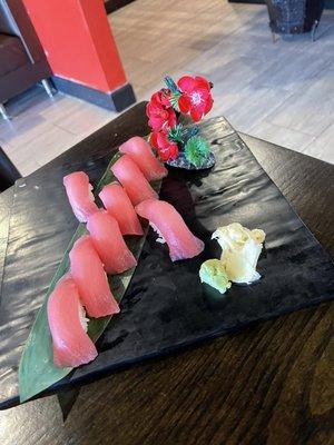 Tuna nigiri