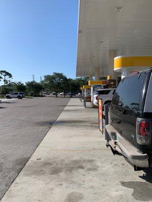 Others agree it's good to get gas here. Every pump has a car.