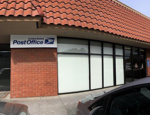 ¯\_(ツ)_/¯ I can't believe there's a full service post office here...