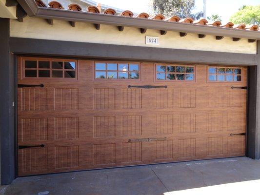 CARRIAGE GARAGE DOOR WITH DECORATIVE HARDWARE