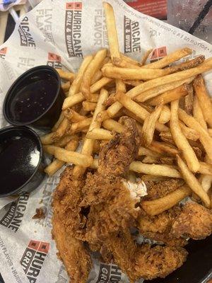 Boneless chicken 4 Tenders with fries