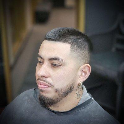 Taper fade , razor line up , beard trim, hot towel shave. 
Barber: Ig @cozy_cutz