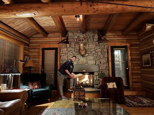 Nice cozy wood fireplace     Beautiful log home !