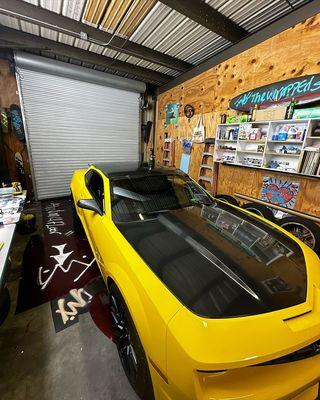 Bumblebee passed by the shop for a "Restyle".
this is a picture taken during the installation process.