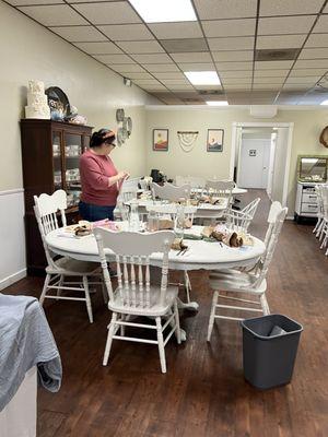 Annette placing edible Yelp stickers on the buttercream cup