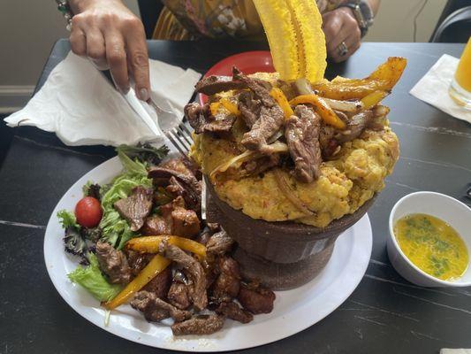 Mofongo y carne fritas Flavor was good