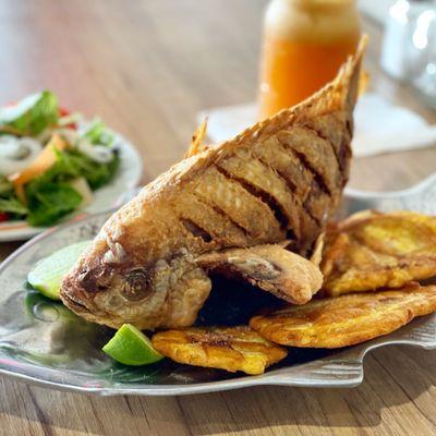 Mojarra Frita con dos acompañantes .