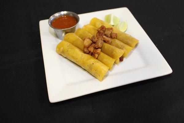 Envueltos de Chicharron con Frijoles