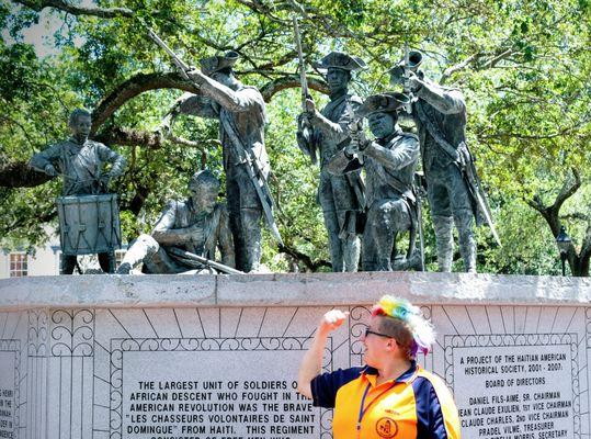 Tour Guide Sargon discussing the role of the Haitian volunteers in the American Revolution during a Rising Voices tour.