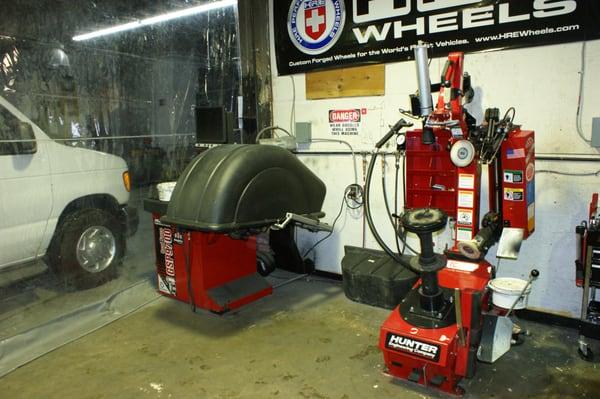 Hunter "Road force & Lateral force" High speed balancer. Hunter "Runflat" tire changer.