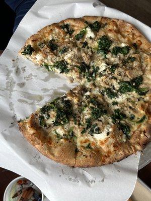 Cauliflower crust ricotta , spinach , garlic and sausage