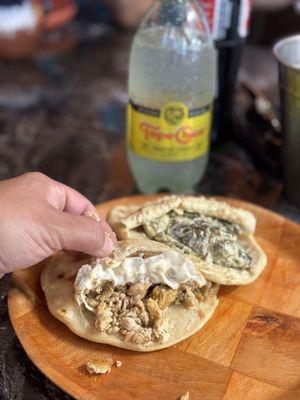 Gordita de rajas con crema y Gordita de pollo y queso.