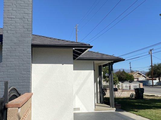 Side front black seamless gutters.