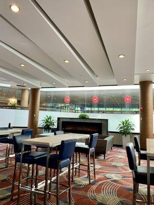 Mezzanine-level lounge. Overpowering chlorine stench from the lobby fountain. A/C on request.