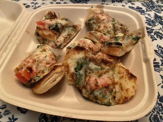 Spinach & tomato garlic bread w/cheese