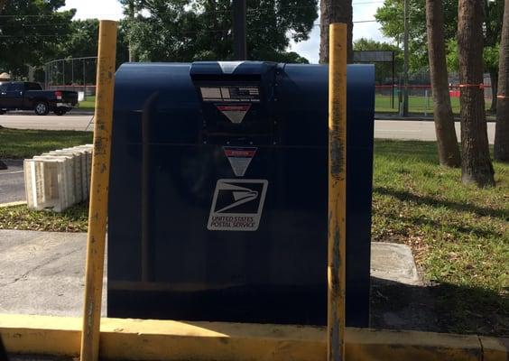 Drive thru mailbox