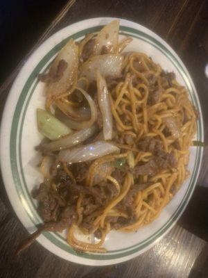 Noodles, veggies, and beef. Delicious!