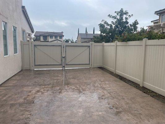 This double vinyl gate is perfect for larger driveways, providing a grand entrance while also ensuring privacy and security.