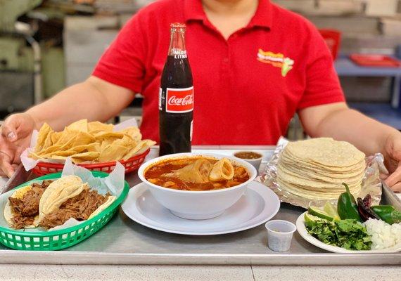 Rico menudo y barbacoa, con tortillas recién hechas!