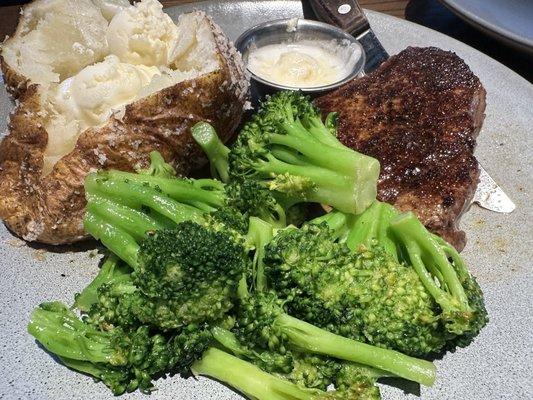 Victoria's Filet Mignon, 6 oz. With Baked Potato and Broccoli