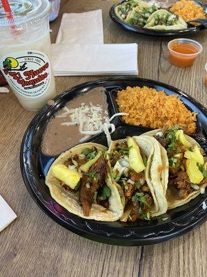 Pastor tacos con arroz y frijoles.