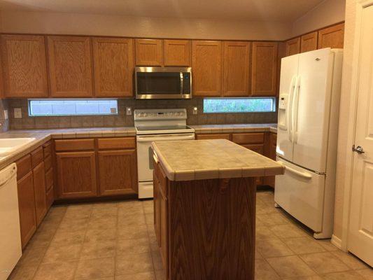 Kitchen before refacing cabinets.