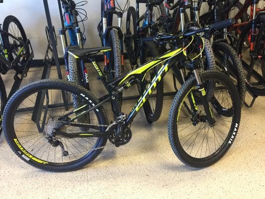 SCOTT mountain bike in black and neon green. Top of the line with full suspension.