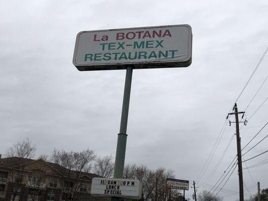 The tall La Botana sign can be seen from I-285.