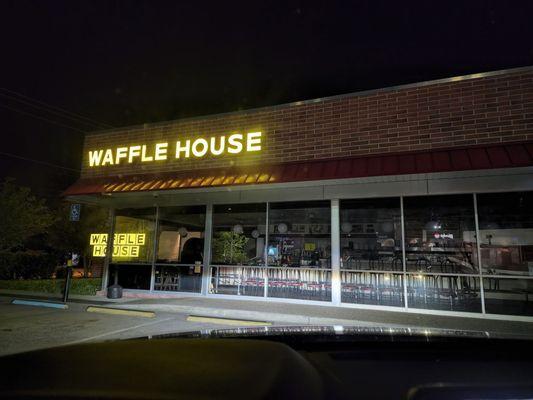 You don't see this often. #wafflehouse247365 #whoawafflehouseisclosed