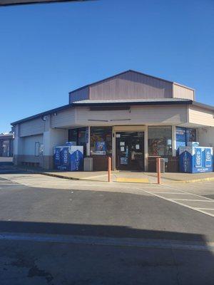 Front of 76 gas station and deli