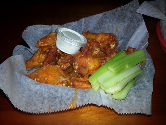 Medium garlic wings, celery & bleu cheese. Yum!