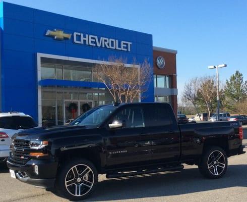 Drop Dead Gorgeous Black 2016 Chevrolet Silverado 4x4 with Factory Accessoriy 22 inch Wheels & Tires