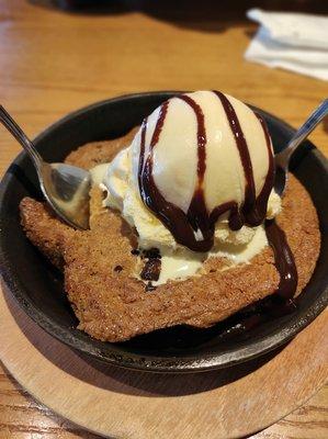 Cookie with vanilla ice cream