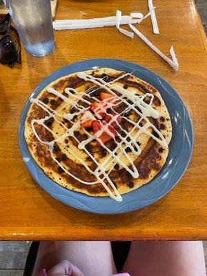 Cinnamon pancakes with strawberries & chocolate chips