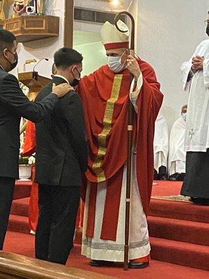 Cardinal Daniel DiNardo doing confirmations