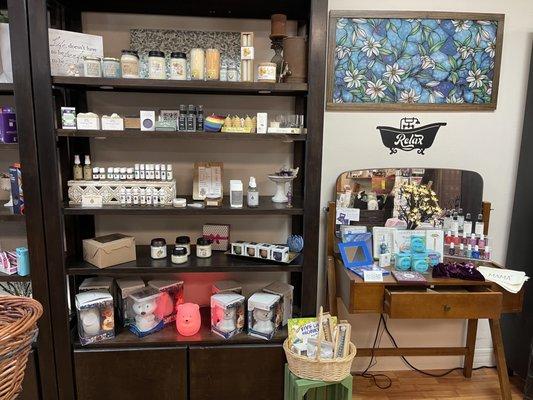 We have gifts, healthy cosmetics and essential oil products made by a local artisan.