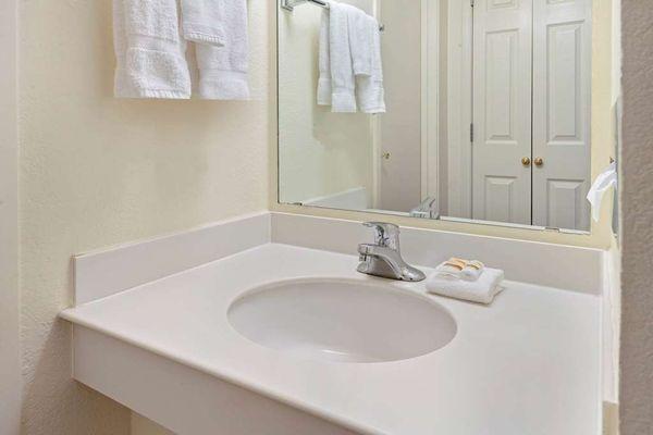 Guest room bath